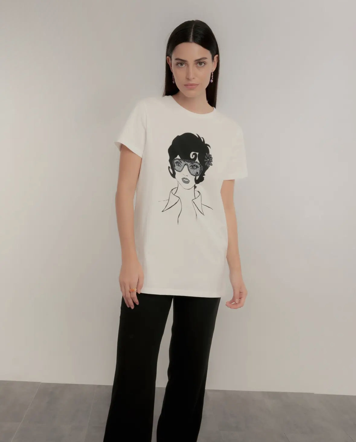 White short sleeve T-shirt with Black and white print by Dolores Promesas
