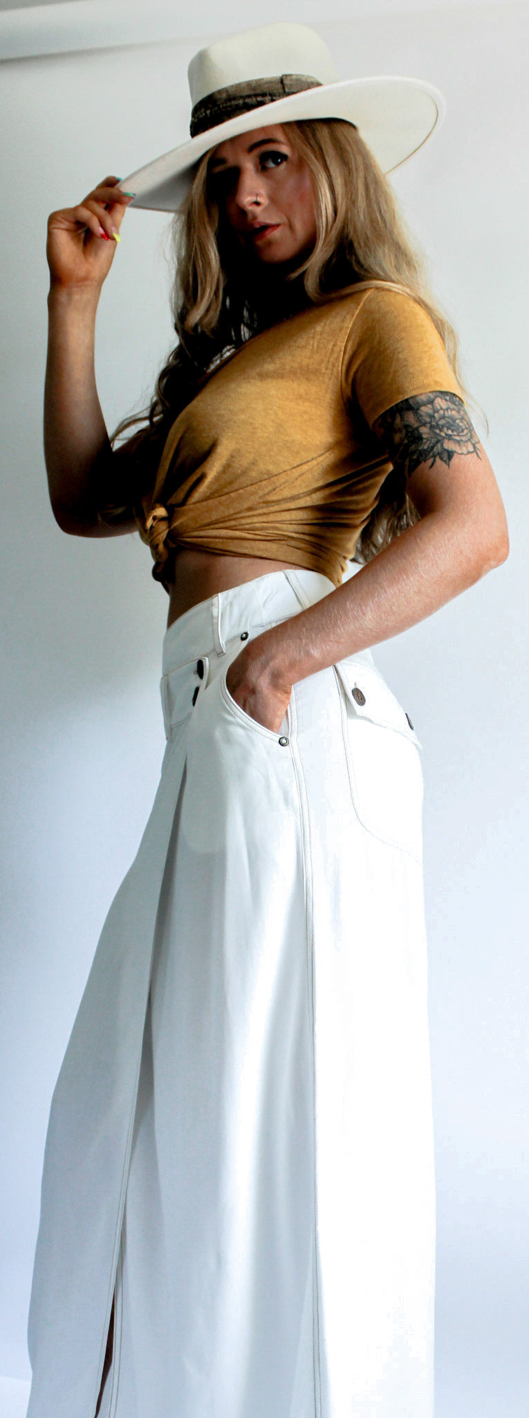 Falda larga blanca con abertura lateral