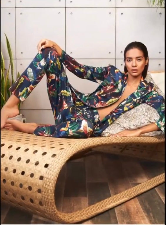 Pantalón estampado tropical de Adriana Contreras