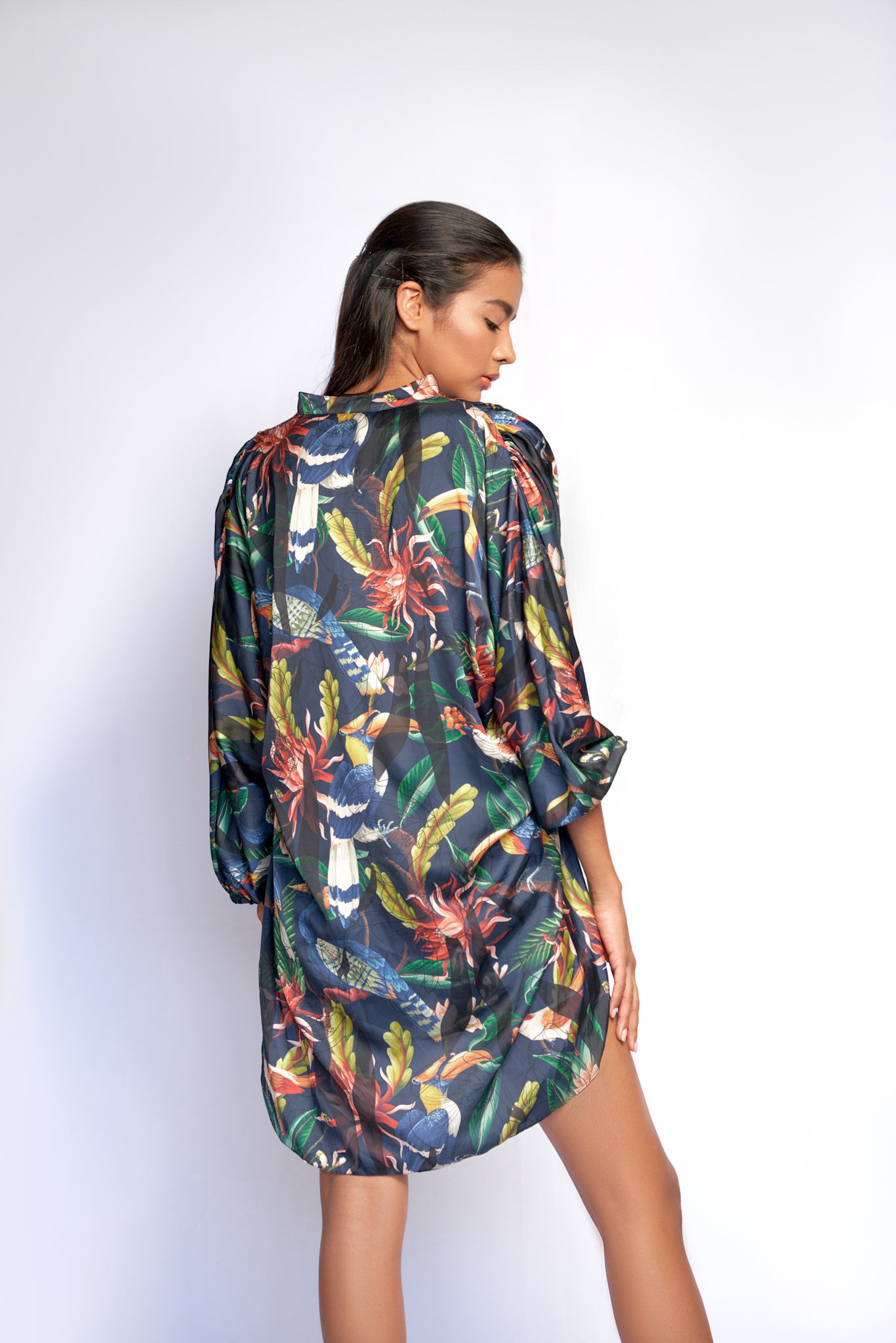 Blusa estampado tropical de Adriana Contreras